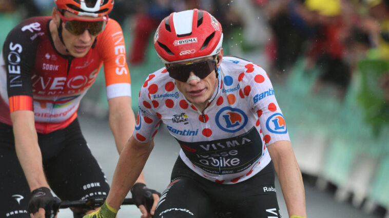 suivez la vuelta 2023 marquée par de nombreuses chutes et forfaits spectaculaires. découvrez comment vingegaard a réussi à éviter le pire et à poursuivre la course malgré les obstacles.