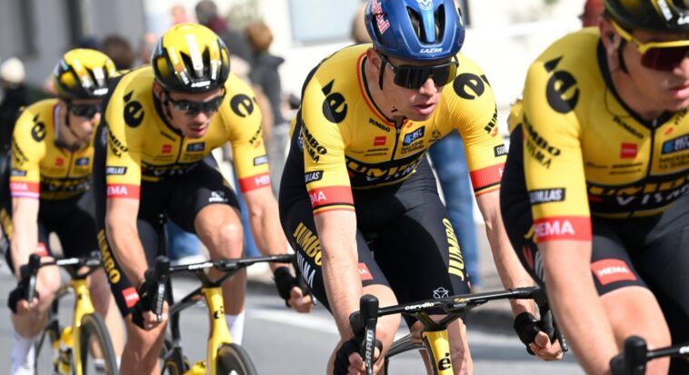 résumé de la vuelta : philipsen remporte l'étape tandis que træen conserve le maillot rouge de leader. découvrez les temps forts et les résultats de la course.