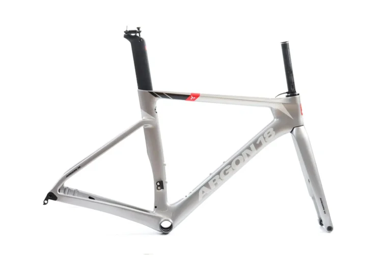 Au-delà du retour : Argon 18 dévoile sa toute nouvelle vélo de course aérodynamique Nitrogen Pro, et nous avons les données ! 7 découvrez l'argon 18 nitrogen pro, un vélo performant conçu pour les cyclistes exigeants. alliant légèreté, aérodynamisme et précision, il vous permet d’atteindre de nouveaux sommets lors de vos sorties ou compétitions.