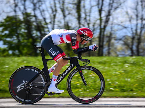 Ayuso triomphe sur la douzième étape de la Vuelta a España 7 juan ayuso remporte brillamment la 12e étape de la vuelta, confirmant son talent et sa détermination lors de cette prestigieuse course cycliste espagnole. résumé, réactions et classements.