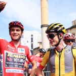 ayuso remet la médaille de la vuelta à vingegaard lors d'une cérémonie officielle. découvrez tous les détails sur cet hommage marquant dans le monde du cyclisme.