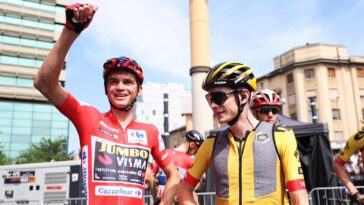 ayuso remet la médaille de la vuelta à vingegaard lors d'une cérémonie officielle. découvrez tous les détails sur cet hommage marquant dans le monde du cyclisme.