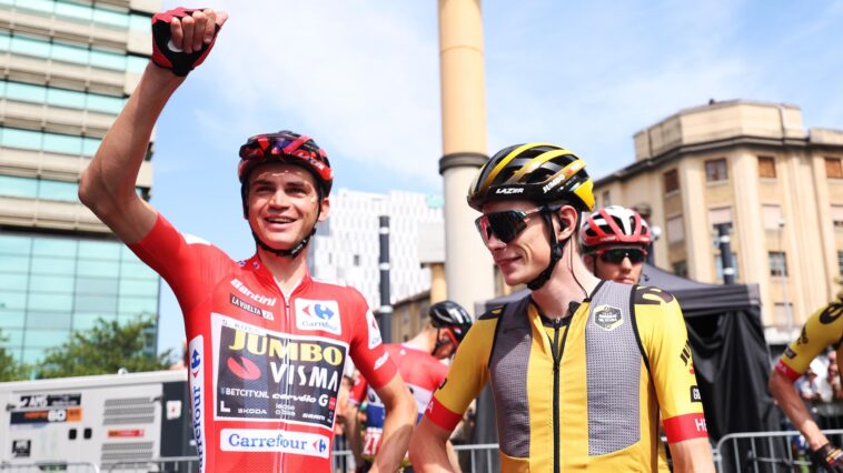 ayuso remet la médaille de la vuelta à vingegaard lors d'une cérémonie officielle. découvrez tous les détails sur cet hommage marquant dans le monde du cyclisme.