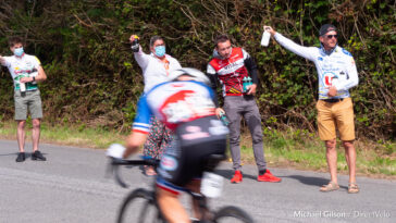 découvrez comment bredewold a remporté son troisième titre au grand prix de plouay, une performance remarquable qui confirme son statut parmi les meilleures cyclistes.