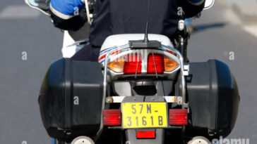 découvrez comment le déploiement des policiers à moto assure la sécurité lors de la vuelta, garantissant encadrement, gestion du trafic et protection des cyclistes tout au long de la course en france.