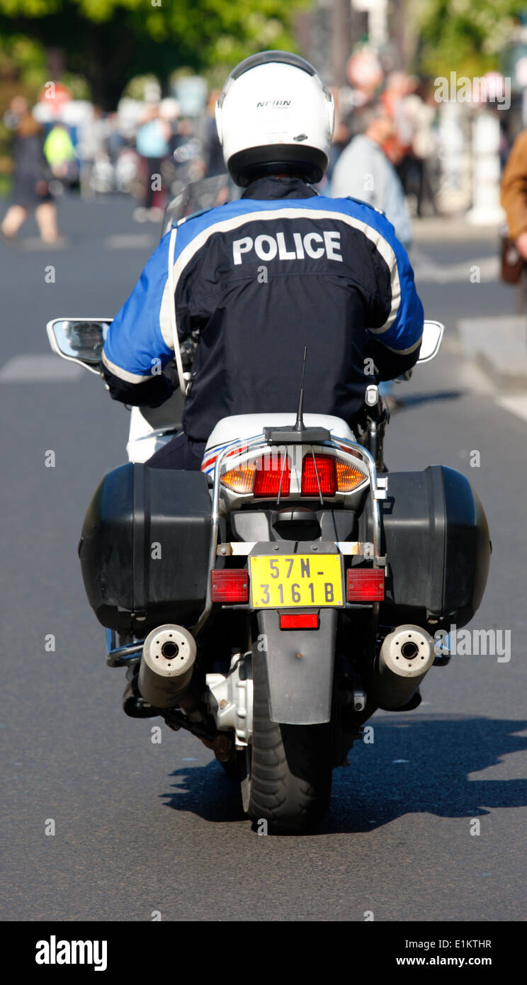 Le représentant du gouvernement annonce le déploiement de policiers à moto lors de La Vuelta 7 découvrez comment le déploiement des policiers à moto assure la sécurité lors de la vuelta, garantissant encadrement, gestion du trafic et protection des cyclistes tout au long de la course en france.