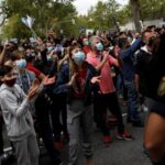 Le désordre règne lors de la conclusion de La Vuelta à Madrid 24 découvrez comment le désordre s'empare de madrid : manifestations, chaos urbain et enjeux pour la ville. analyse des causes et des conséquences de cette agitation dans la capitale espagnole.