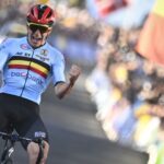 remco evenepoel signe une victoire éclatante lors du contre-la-montre et décroche son troisième maillot arc-en-ciel, confirmant sa domination sur la discipline.