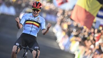 remco evenepoel signe une victoire éclatante lors du contre-la-montre et décroche son troisième maillot arc-en-ciel, confirmant sa domination sur la discipline.