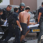 découvrez pourquoi israël a été effacé des maillots lors de la vuelta, une décision qui suscite controverse et réactions dans le monde du cyclisme.