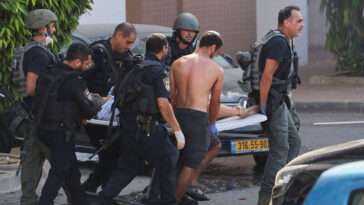 découvrez pourquoi israël a été effacé des maillots lors de la vuelta, une décision qui suscite controverse et réactions dans le monde du cyclisme.