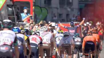 découvrez la performance de jasper philipsen lors de l'étape 19 de la vuelta avec ses principaux faits marquants, résultats et analyses de la course cycliste.