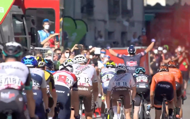 Philipsen s'impose avec brio lors de la 19ème étape de la Vuelta a España 7 découvrez la performance de jasper philipsen lors de l'étape 19 de la vuelta avec ses principaux faits marquants, résultats et analyses de la course cycliste.