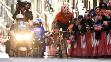 revivez l'exploit de tom pidcock qui surpasse jonas vingegaard et tadej pogačar lors de la 11e étape de la vuelta 2025, une course pleine de suspense et de rebondissements !