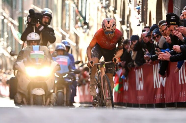 Pidcock surpasse Vingegaard et bat le temps de Pogačar à la Cote de Pike lors de la 11e étape de la Vuelta a España 2025 7 revivez l'exploit de tom pidcock qui surpasse jonas vingegaard et tadej pogačar lors de la 11e étape de la vuelta 2025, une course pleine de suspense et de rebondissements !