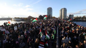 le cycliste pogačar met en garde contre les impacts des manifestations pro-palestiniennes sur la sécurité et le bien-être des cyclistes, pointant les perturbations et risques potentiels lors des événements sportifs.