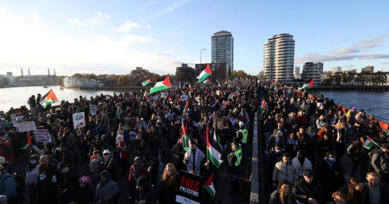 Tadej Pogačar exprime ses inquiétudes : les cyclistes craignent les répercussions des manifestations pro-Palestine qui se propagent de la Vuelta à la Canadian 7 le cycliste pogačar met en garde contre les impacts des manifestations pro-palestiniennes sur la sécurité et le bien-être des cyclistes, pointant les perturbations et risques potentiels lors des événements sportifs.