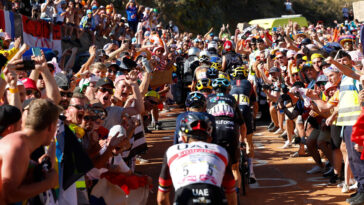 découvrez comment vallieres a remporté une victoire éclatante au championnat mondial de cyclisme féminin. suivez les moments forts de son triomphe historique et les réactions après la course.