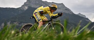 jonas vingegaard termine à la 2ème place derrière tadej pogacar lors de la vuelta, offrant une compétition intense et un podium impressionnant pour cette édition du grand tour.