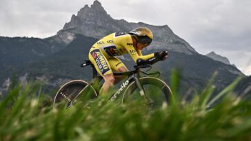 jonas vingegaard termine à la 2ème place derrière tadej pogacar lors de la vuelta, offrant une compétition intense et un podium impressionnant pour cette édition du grand tour.
