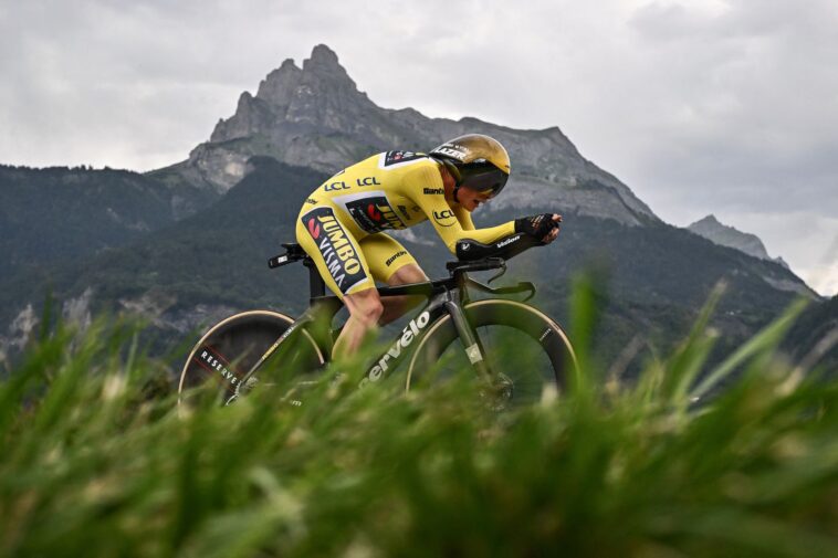 jonas vingegaard termine à la 2ème place derrière tadej pogacar lors de la vuelta, offrant une compétition intense et un podium impressionnant pour cette édition du grand tour.