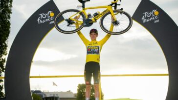 découvrez pourquoi jonas vingegaard porte le maillot de leader sur la vuelta. infos, performances et étapes marquantes de la course 2024.
