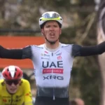 jonas vingegaard résiste avec brio aux attaques de joão almeida lors de l’ascension mythique de l’angliru, offrant une lutte intense et passionnante dans cette étape légendaire du cyclisme.