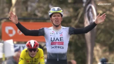 jonas vingegaard résiste avec brio aux attaques de joão almeida lors de l’ascension mythique de l’angliru, offrant une lutte intense et passionnante dans cette étape légendaire du cyclisme.