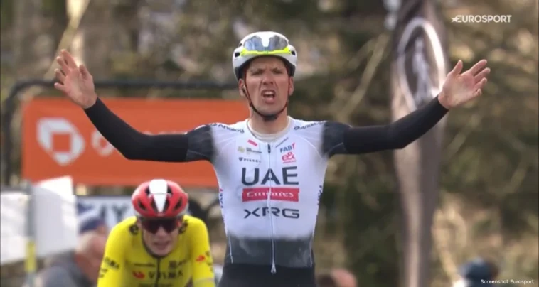 jonas vingegaard résiste avec brio aux attaques de joão almeida lors de l’ascension mythique de l’angliru, offrant une lutte intense et passionnante dans cette étape légendaire du cyclisme.