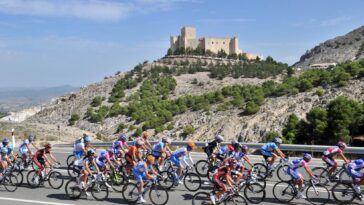 découvrez comment vingegaard s'impose avec éclat lors de la vuelta, dominant la course avec talent et détermination. résultats, analyses et moments forts de sa performance exceptionnelle.