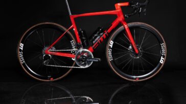 découvrez comment fabian cancellara motive et soutient l'équipe tudor pro cycling dans sa préparation ambitieuse pour la saison 2026. analyse des objectifs, enjeux et perspectives d'avenir pour l'équipe suisse.