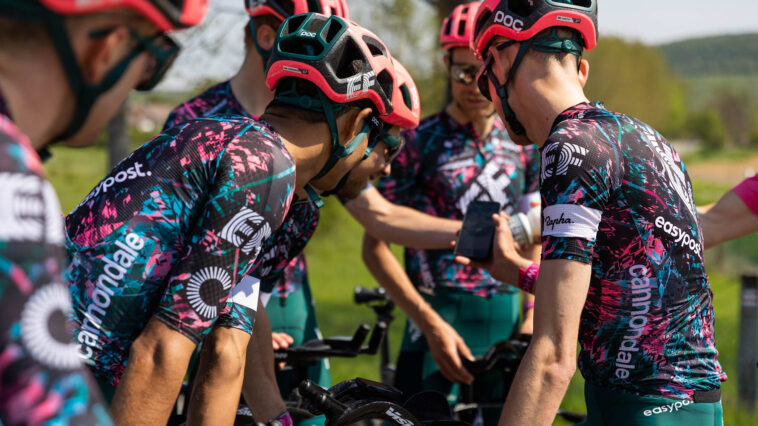 Rapha se retire du WorldTour : fin d'une collaboration de sept ans avec EF Pro Cycling 7 découvrez pourquoi rapha a décidé de quitter ef pro cycling et quelles seront les conséquences pour l'équipe et le monde du cyclisme professionnel.
