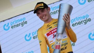 rasmussen analyse la performance de skjelmose et place ayuso comme favori pour le podium. découvrez les avis d'experts et les perspectives des coureurs pour la prochaine course.