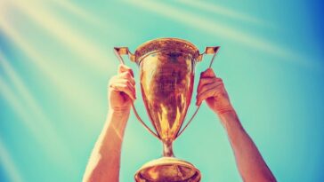 découvrez comment victoire magnier a brillamment remporté la première étape, marquant le début d'une aventure prometteuse. résumé, analyse et faits marquants de cette performance inoubliable.