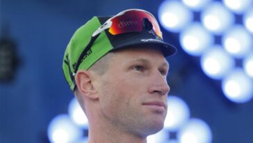 découvrez la nomination du fils de vinokourov en tant que nouveau directeur sportif de l'équipe astana, une étape importante pour le cyclisme kazakh.