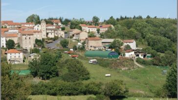 découvrez l'histoire fascinante de la vuelta à travers l'évolution de ses maillots emblématiques, symboles des exploits et des légendes de la course.