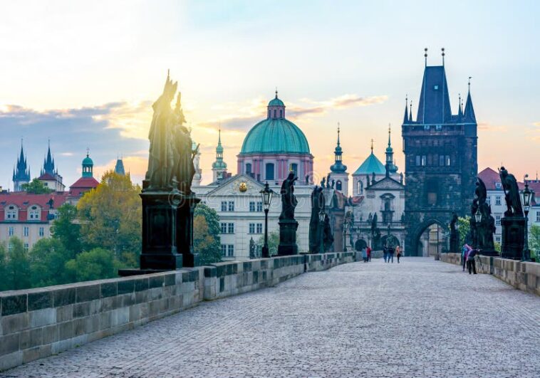 prague souhaite devenir la ville hôte du tour de france 2029, offrant un cadre exceptionnel pour cette célèbre course cycliste internationale.