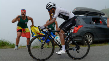 découvrez les détails du vol du vélo d'egan bernal lors du tour de france 2019, un moment marquant de la course cycliste.