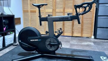 découvrez le wahoo kickr bike pro, la référence incontournable des vélos connectés, alliant performance, technologie avancée et expérience immersive pour un entraînement optimal à domicile.