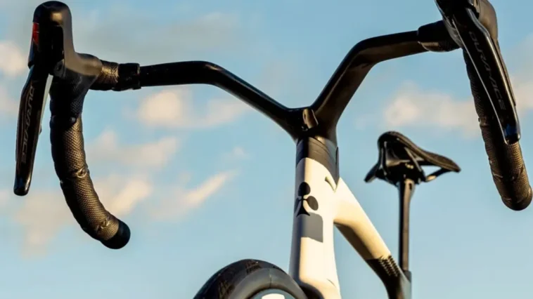 Un luxe à chaque tour de pédale : décryptage euro par euro du coût exorbitant pour rouler à la manière de Pogacar 7 découvrez le coût élevé des vélos de luxe conçus à la manière de pogacar, alliant performance et design haut de gamme pour les passionnés de cyclisme.