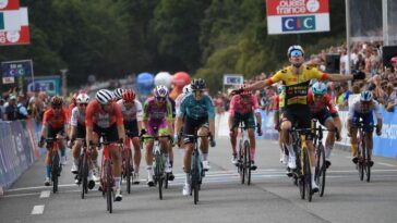 revivez le sprint épique où del grosso devance van aert dans une course palpitante pleine de suspense et d'émotions.