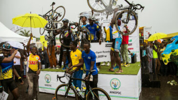 découvrez l'essor remarquable du cyclisme féminin au rwanda, mettant en lumière les talents émergents et les initiatives qui dynamisent ce sport en pleine expansion.