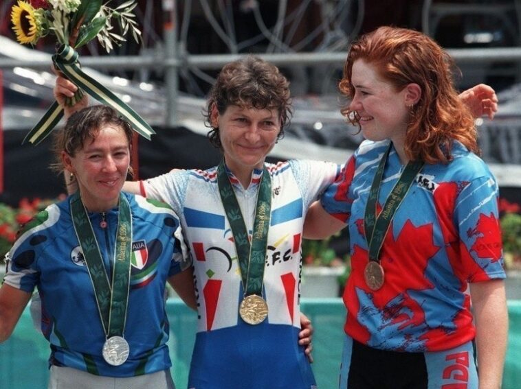 jeannie longo exprime son admiration pour l'audace et le courage du cycliste tadej pogačar, soulignant son impact remarquable dans le monde du cyclisme.