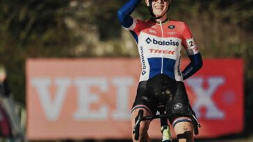 lucinda brand décroche sa 8e victoire consécutive à la coupe du monde uci de cyclo-cross, affirmant sa domination dans la discipline.