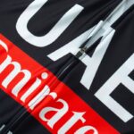 Découvrez le maillot ultra géométrique que l'UAE Emirates dévoile pour 2026 23 découvrez le maillot géométrique officiel de l'équipe uae emirates pour 2026, alliant design moderne et performances optimales.