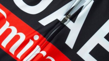 découvrez le maillot géométrique officiel de l'équipe uae emirates pour 2026, alliant design moderne et performances optimales.