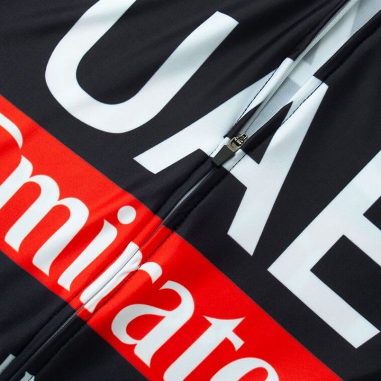 Découvrez le maillot ultra géométrique que l'UAE Emirates dévoile pour 2026 7 découvrez le maillot géométrique officiel de l'équipe uae emirates pour 2026, alliant design moderne et performances optimales.