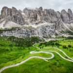 découvrez la maratona dles dolomites, une course cycliste éprouvante et spectaculaire à travers les paysages à couper le souffle des dolomites. relevez le défi et vivez une expérience inoubliable.