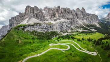 découvrez la maratona dles dolomites, une course cycliste éprouvante et spectaculaire à travers les paysages à couper le souffle des dolomites. relevez le défi et vivez une expérience inoubliable.