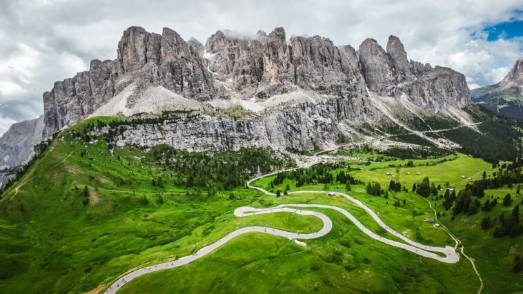 découvrez la maratona dles dolomites, une course cycliste éprouvante et spectaculaire à travers les paysages à couper le souffle des dolomites. relevez le défi et vivez une expérience inoubliable.
